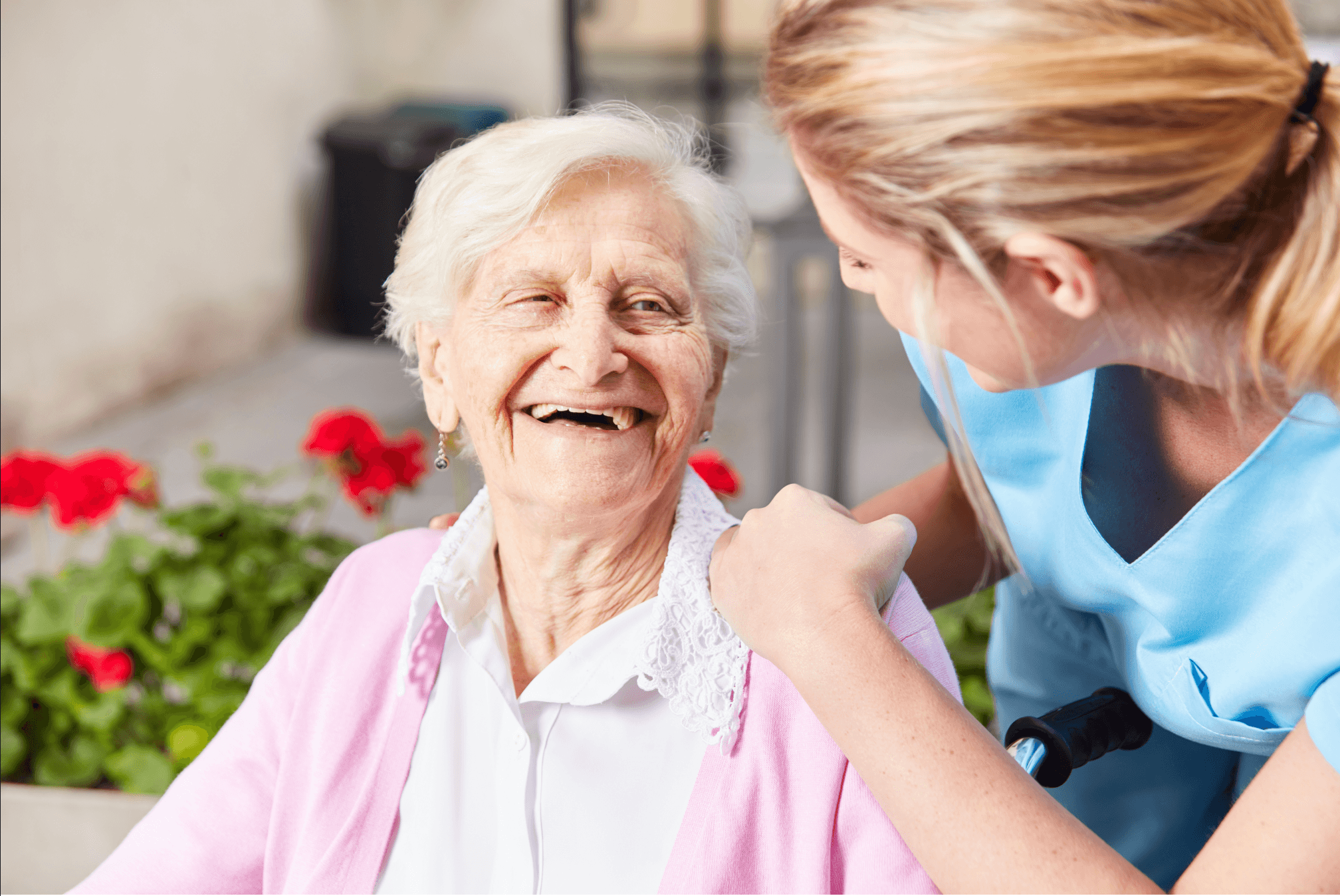 Hildegard – Kundin bei Nordcare, lachend mit ihrer Betreuungskraft im Freien